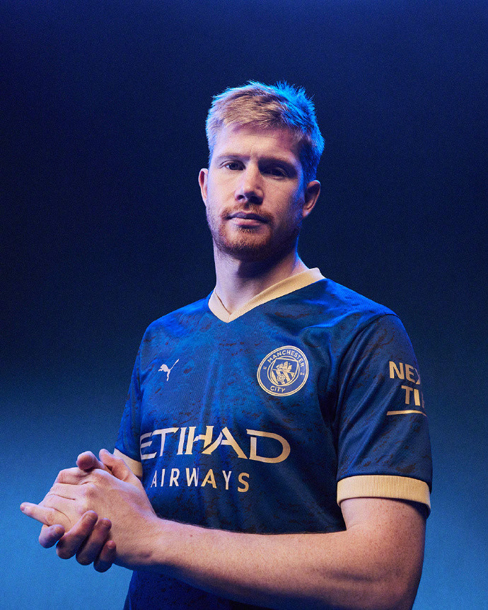 记者：阿根廷全队周四启程前往安哥拉，梅西届时将首发出战