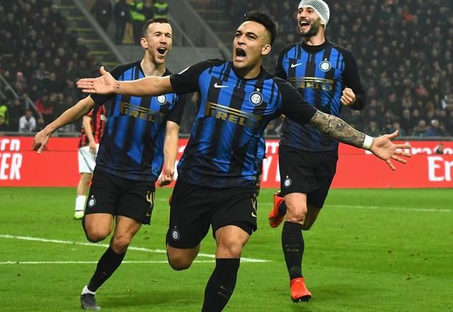 刘若钒庆祝海港队夺冠：人生第一个中超冠军🏆（刘若钒庆贺海港队加冕：职业生涯首个中超冠军🏆）