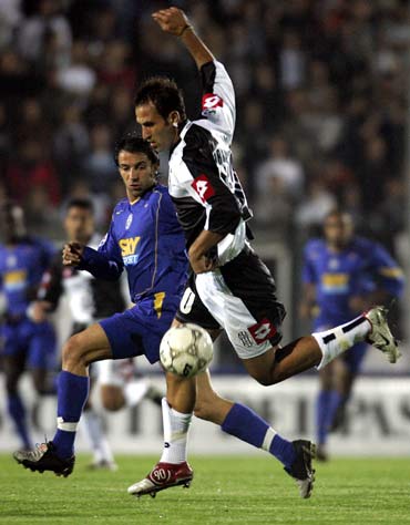 意甲战报：卡巴尔一锤定音，尤文图斯1-0十人博洛尼亚（意甲：卡巴尔打入制胜球，尤文图斯1-0击败十人博洛尼亚）