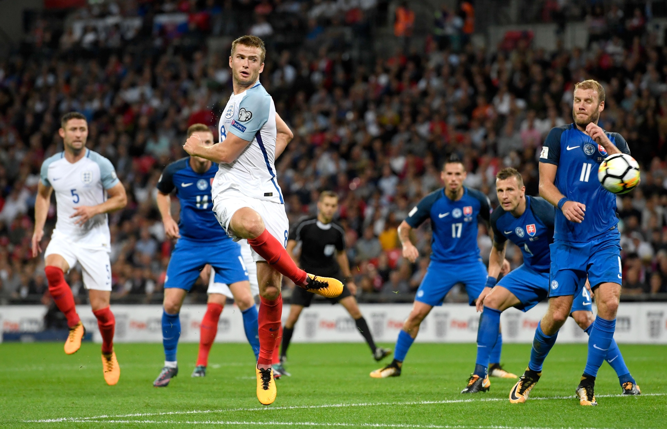 5分钟闪击马赛，圣吉罗斯收获建队128年首个欧冠主场进球（仅用5分钟攻陷马赛，圣吉罗斯斩获队史128年首个欧冠主场进球）