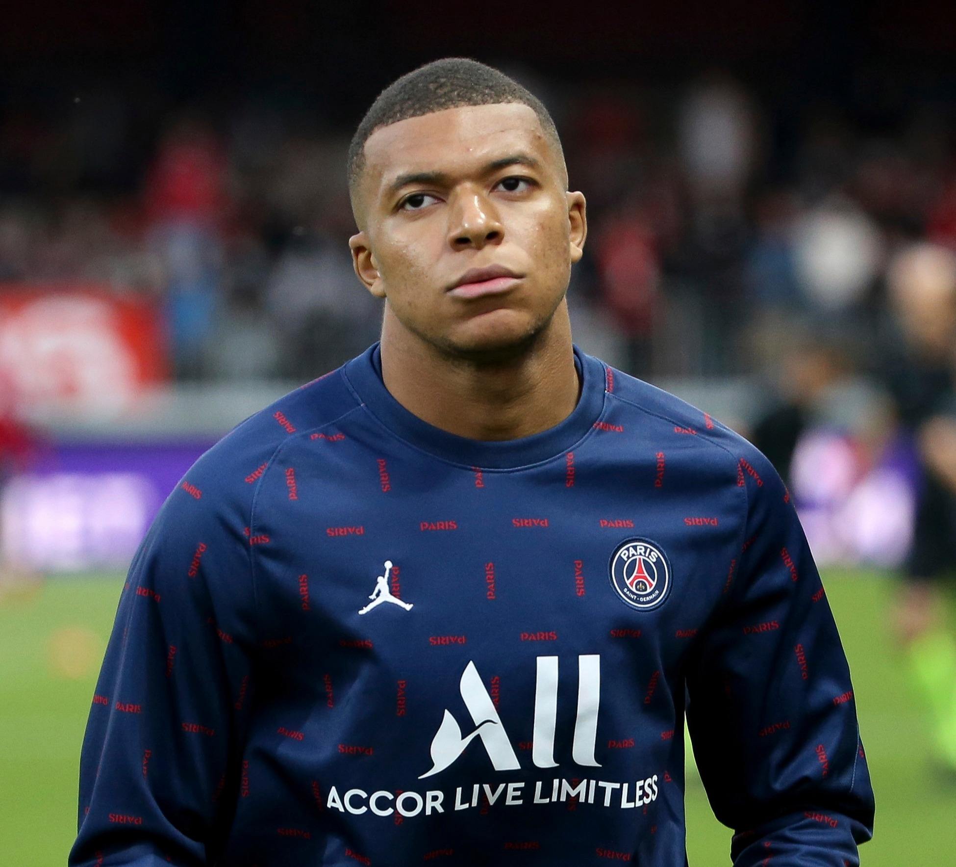 FIFA年度最佳男足阵容：巴黎6人入选，亚马尔在列，姆巴佩无缘（FIFA年度最佳男足阵容出炉：巴黎6将上榜，亚马尔入围，姆巴佩落选）