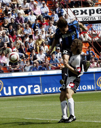 阿斯报：巴萨后卫埃里克·加西亚，未来三场仍将佩戴面罩出战（阿斯：埃里克·加西亚未来三战仍将佩戴面罩为巴萨出战）