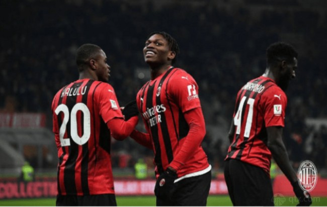 足球战术板：四种常见变化