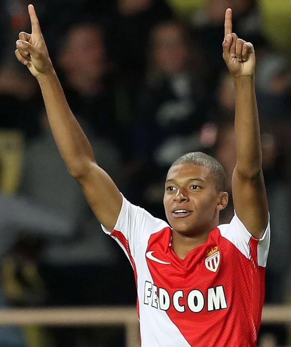 随迈阿密国际夺冠，德保罗赛后剪下主场球网留念