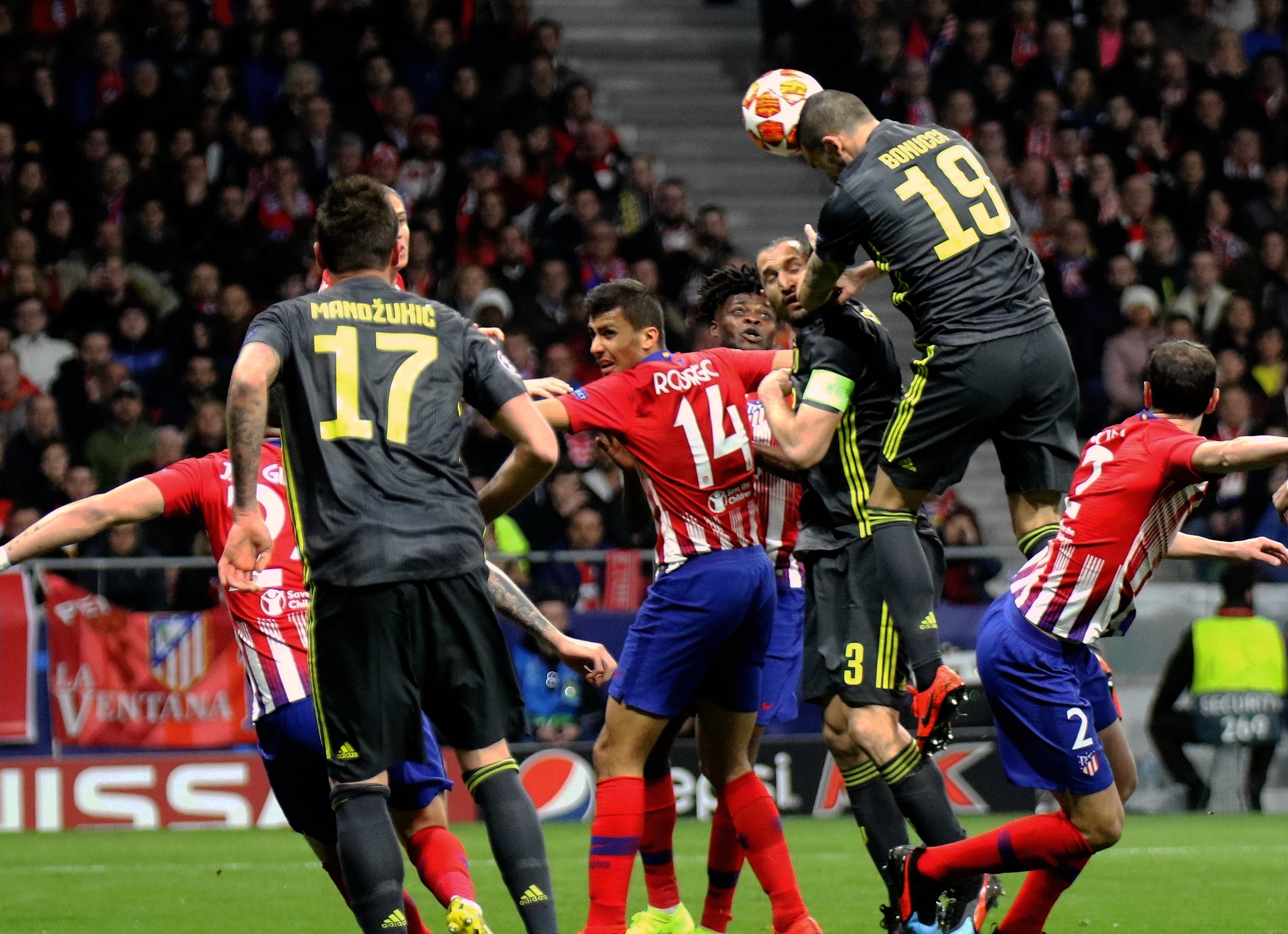 队报：奥纳西的俱乐部生涯不顺，不过却是摩洛哥不可或缺的球员（队报：俱乐部境遇不佳，奥纳西仍是摩洛哥阵中的关键人物）