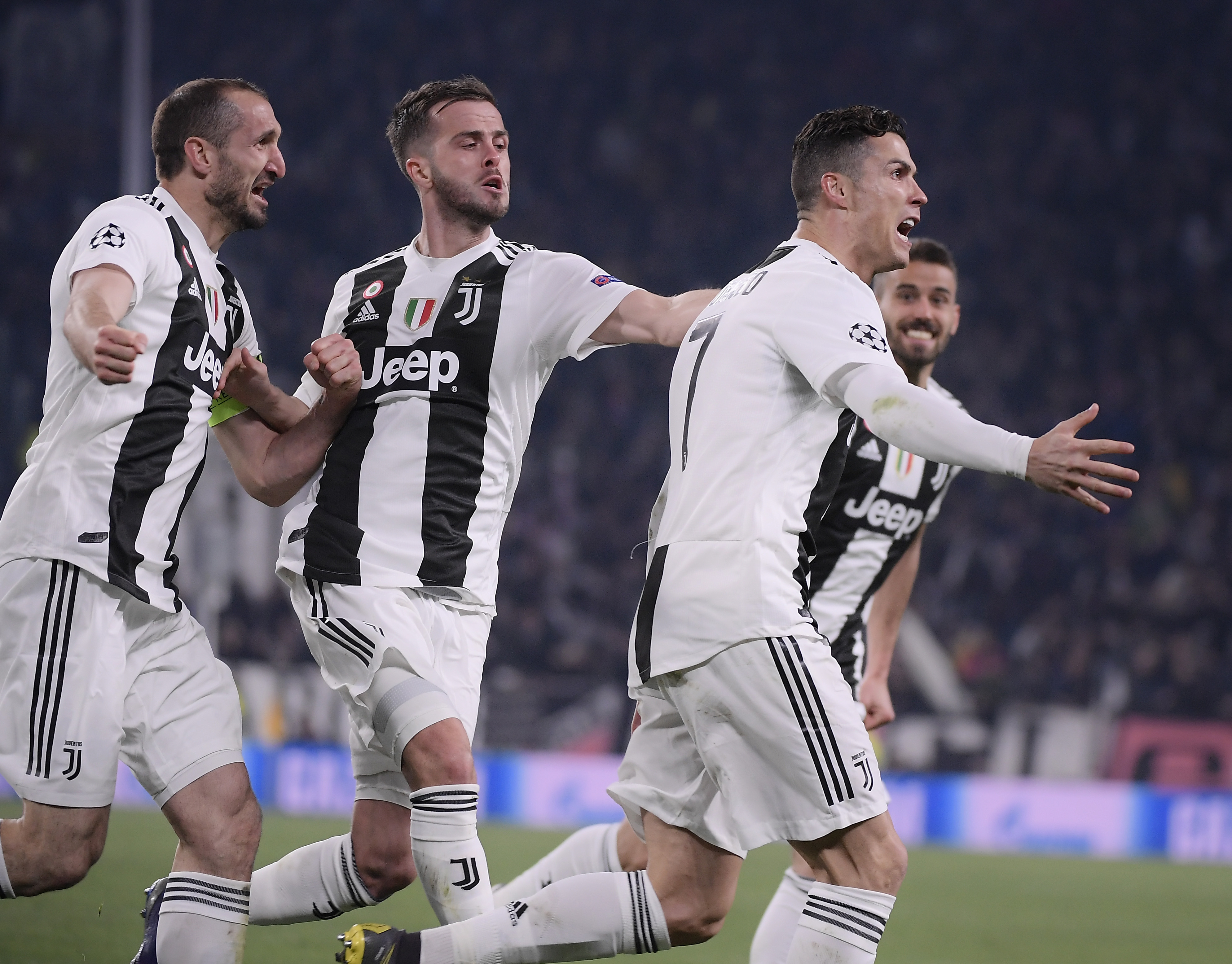 中超比赛亮点：上海海港2-1战胜山东泰山,